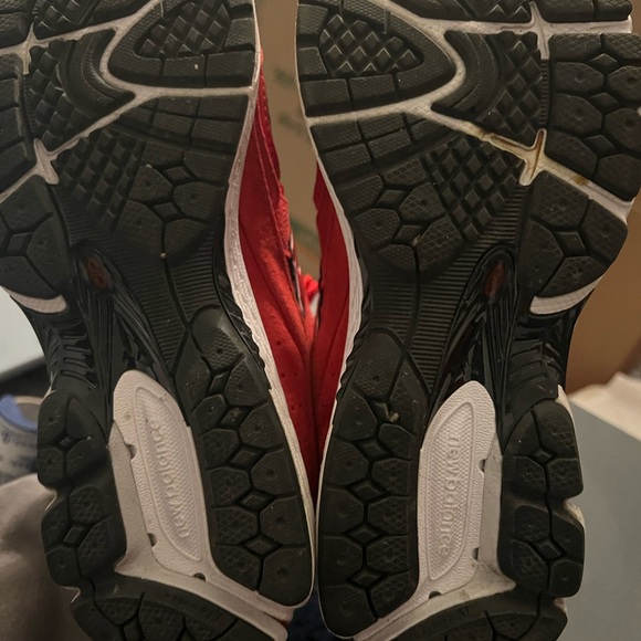 Men new balance 2002r size 7.5 red n black - Picture 6 of 6